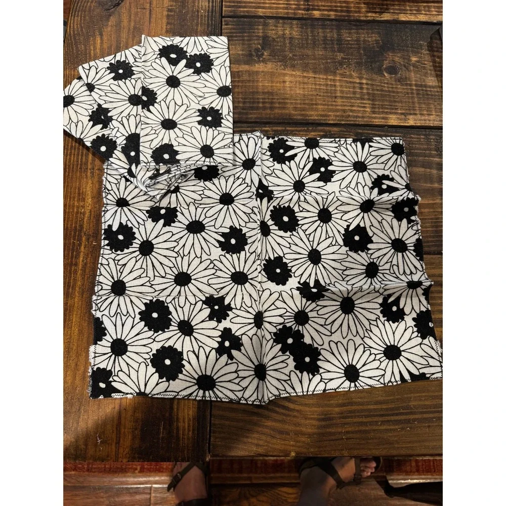 Vintage 70s Black White Daisy Cloth Napkins Set of 4 Retro Mod Floral MCM